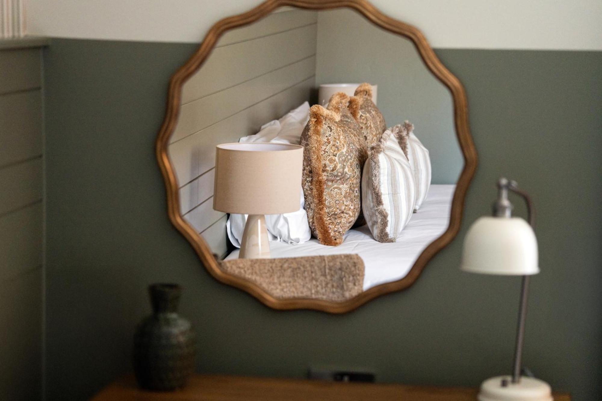 Crown Hotel Chertsey Bagian luar foto