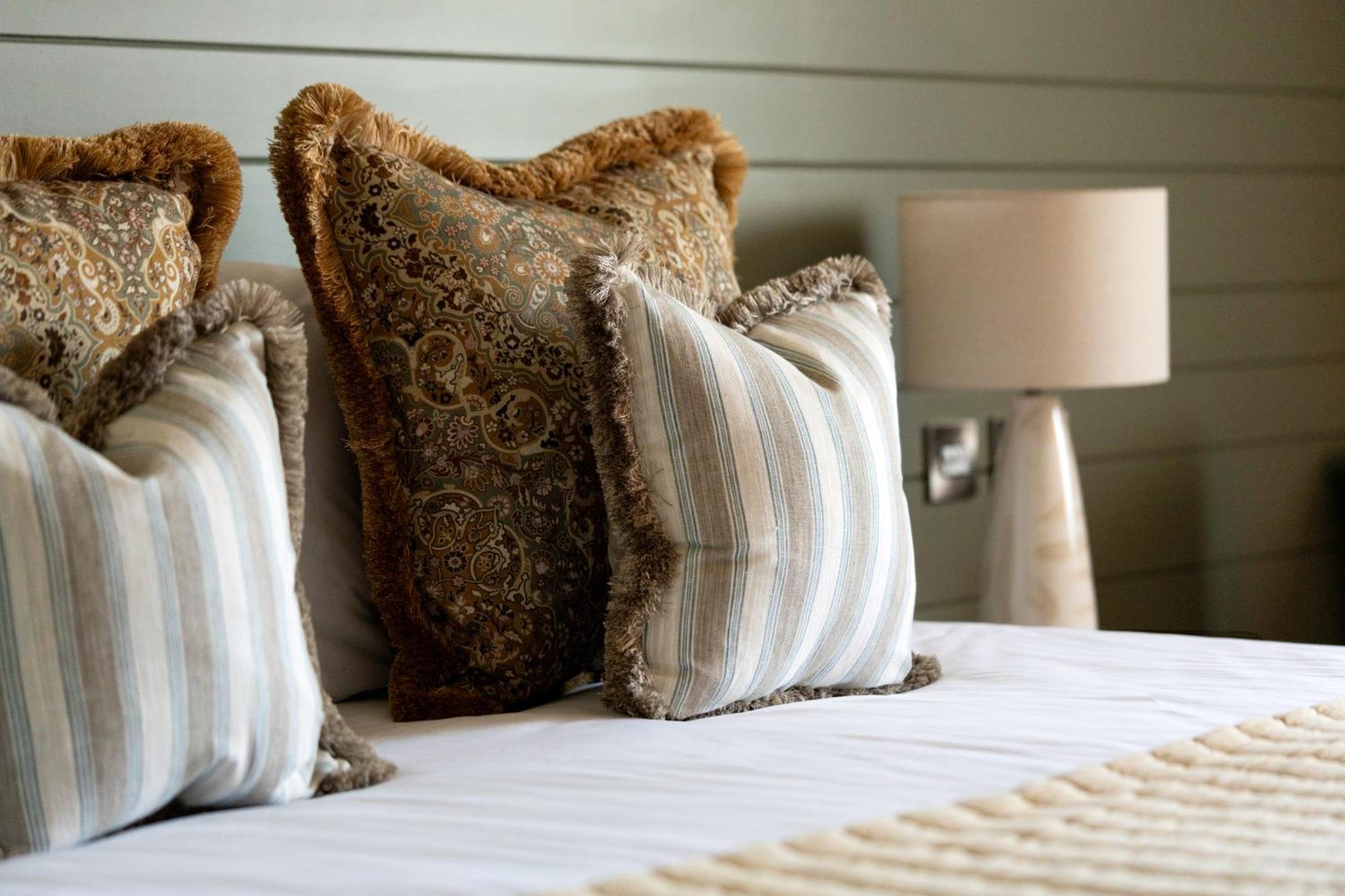 Crown Hotel Chertsey Bagian luar foto