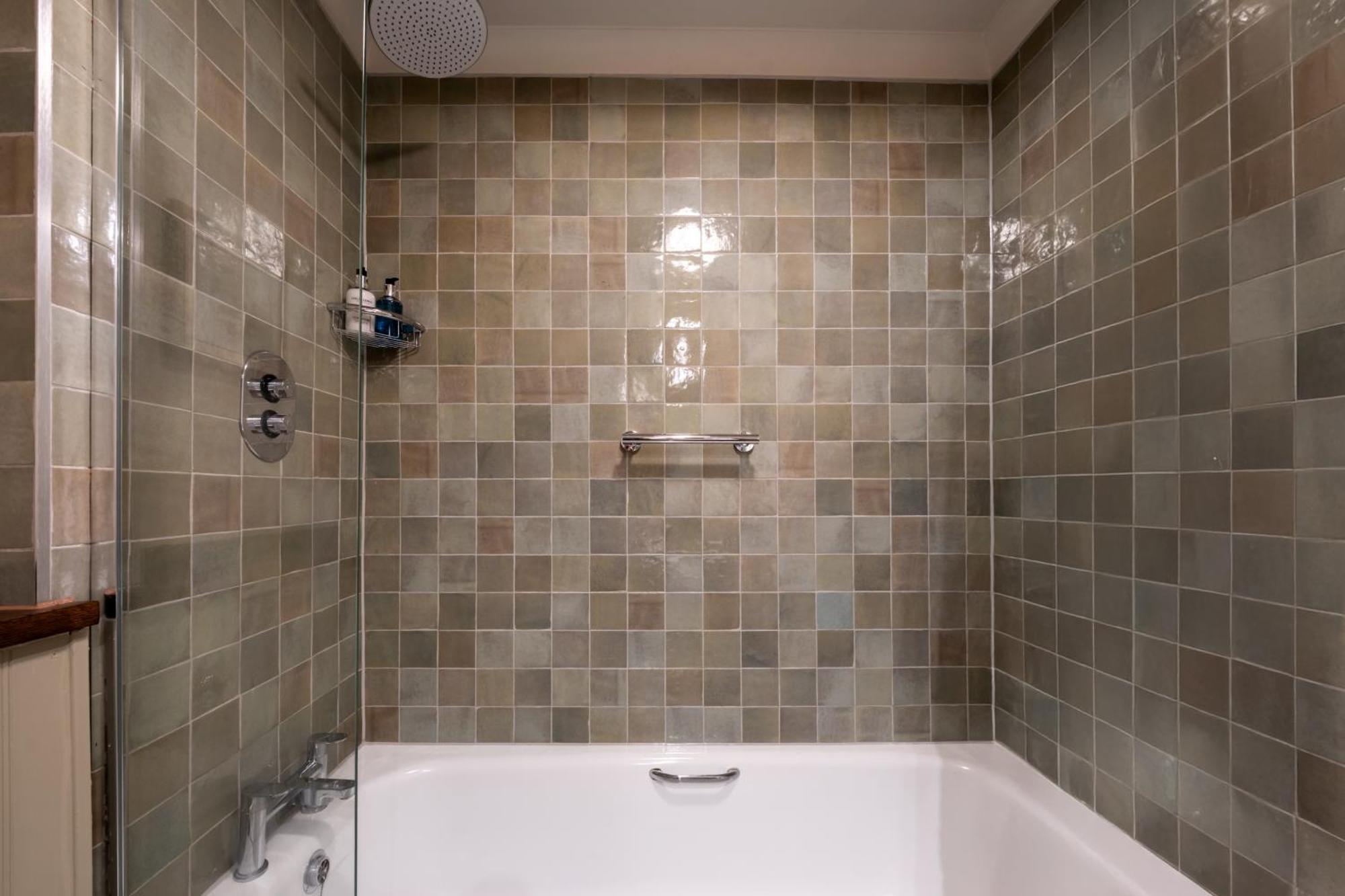 Crown Hotel Chertsey Bagian luar foto