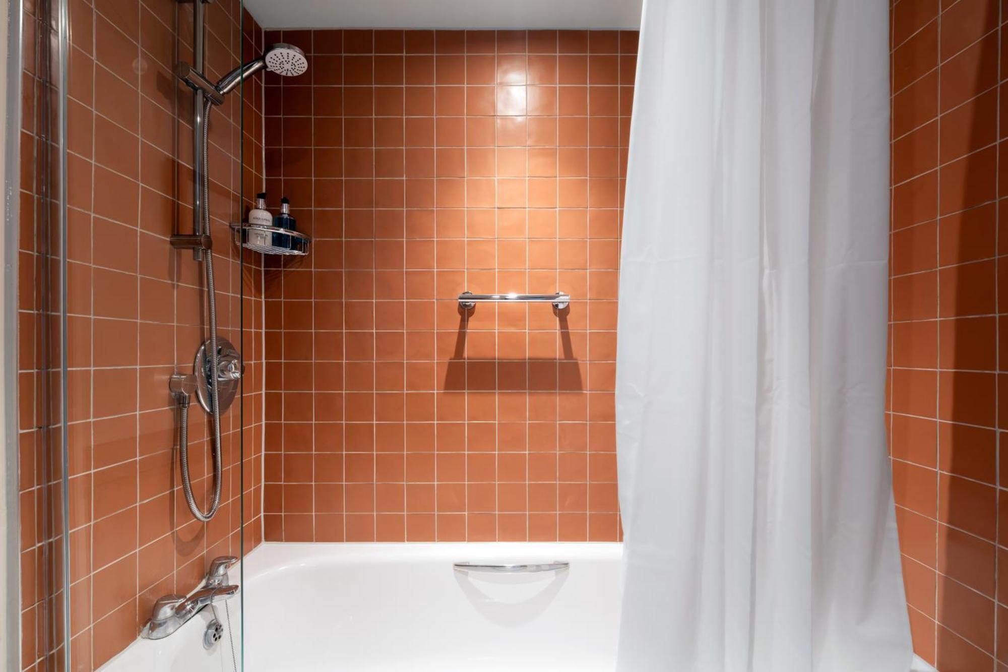 Crown Hotel Chertsey Bagian luar foto