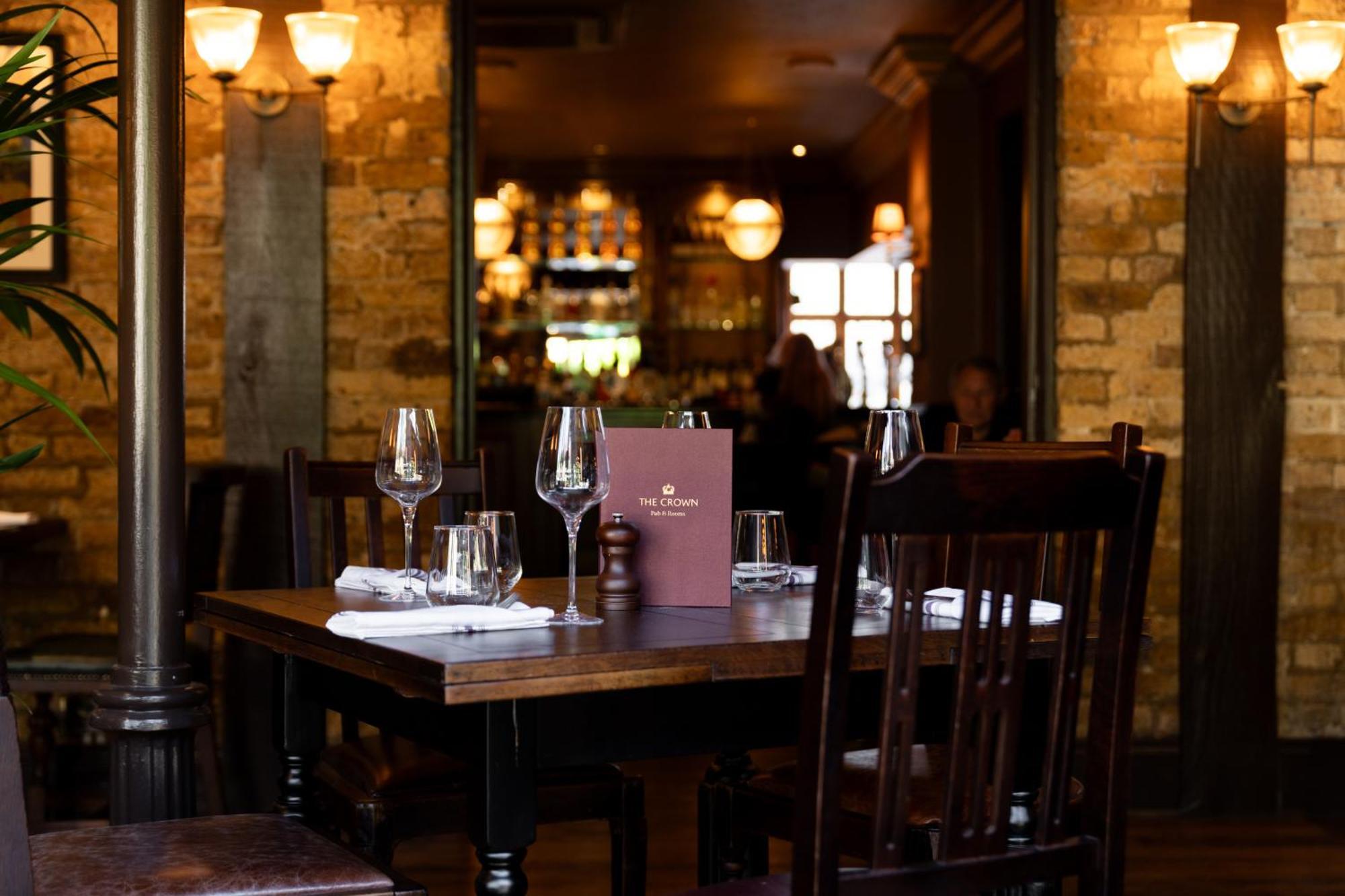 Crown Hotel Chertsey Bagian luar foto