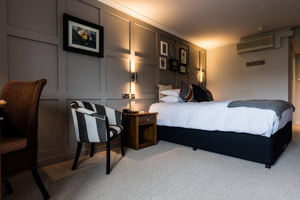 Crown Hotel Chertsey Bagian luar foto