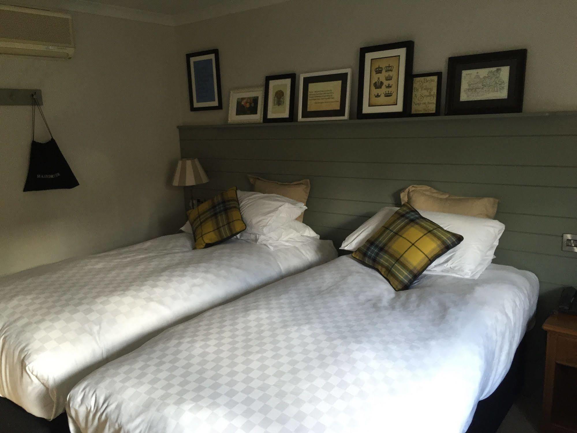Crown Hotel Chertsey Bagian luar foto
