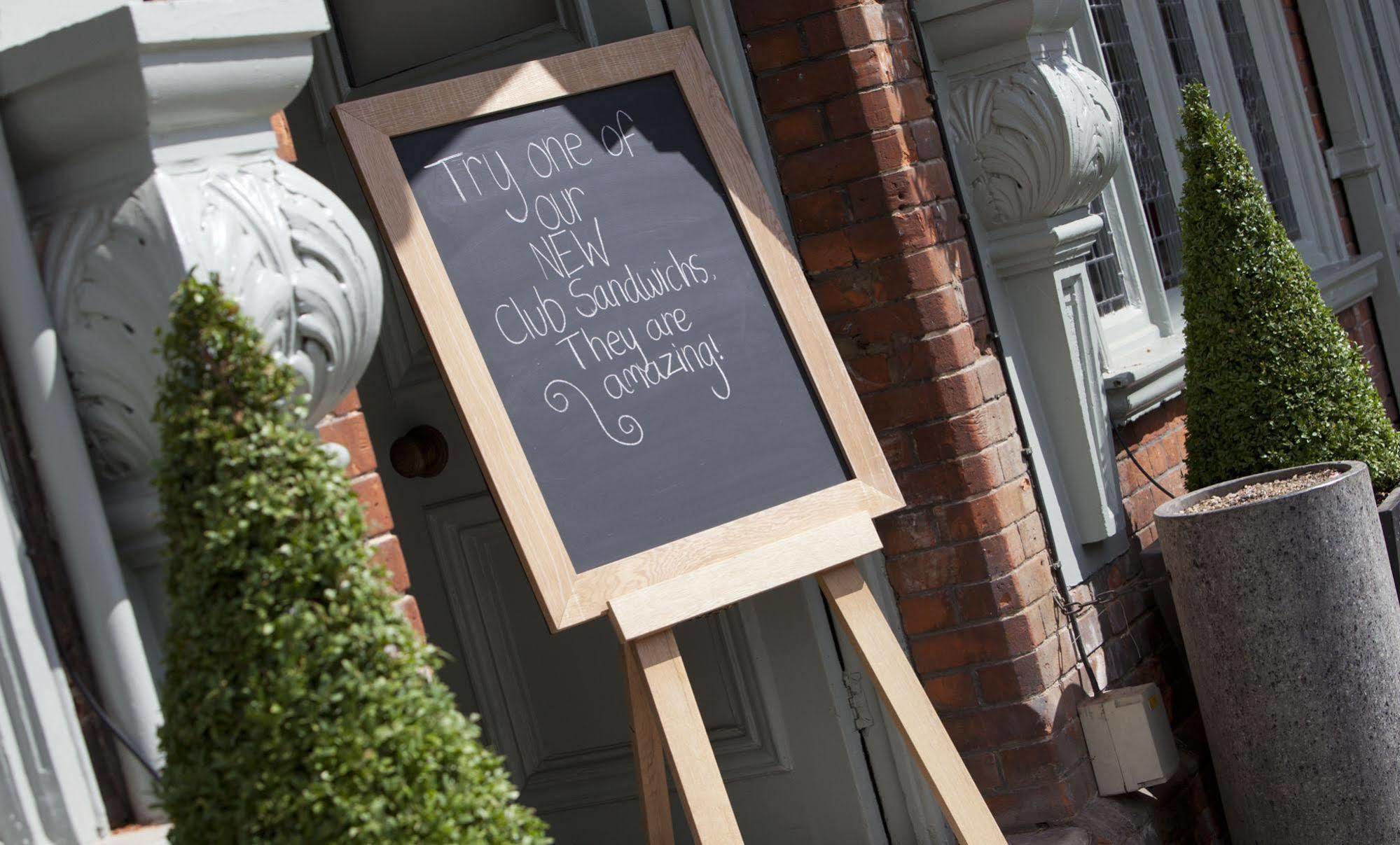 Crown Hotel Chertsey Bagian luar foto