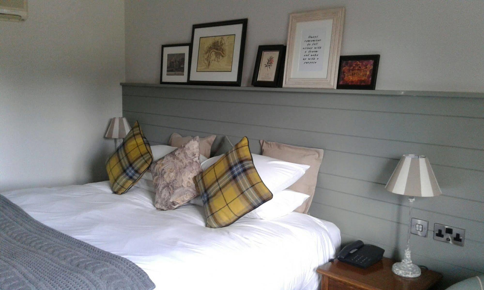 Crown Hotel Chertsey Bagian luar foto