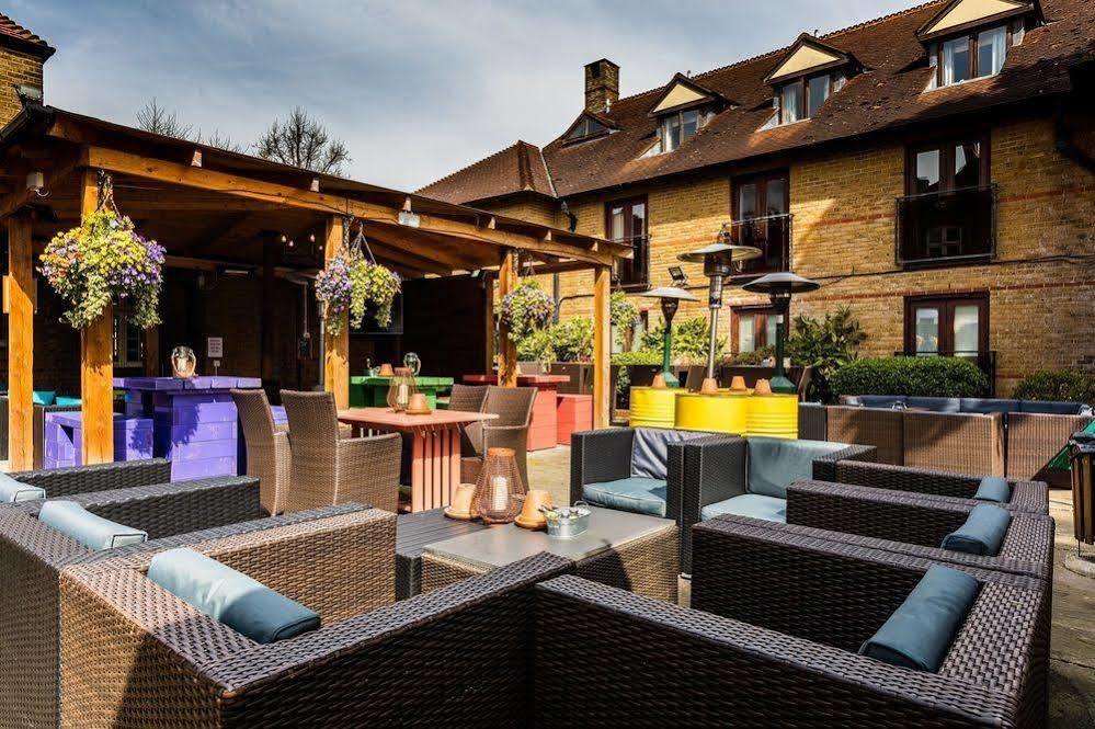 Crown Hotel Chertsey Bagian luar foto