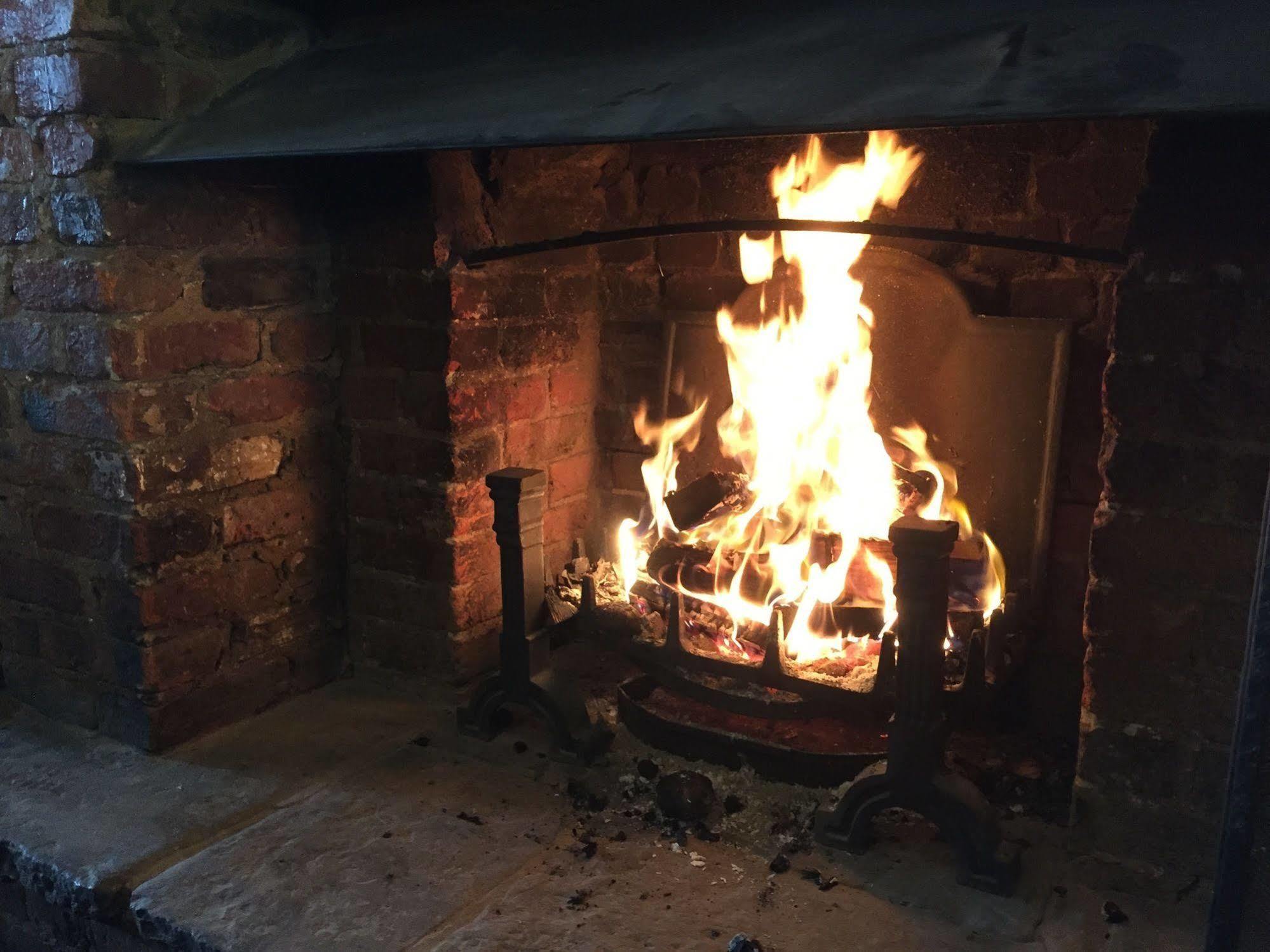 Crown Hotel Chertsey Bagian luar foto