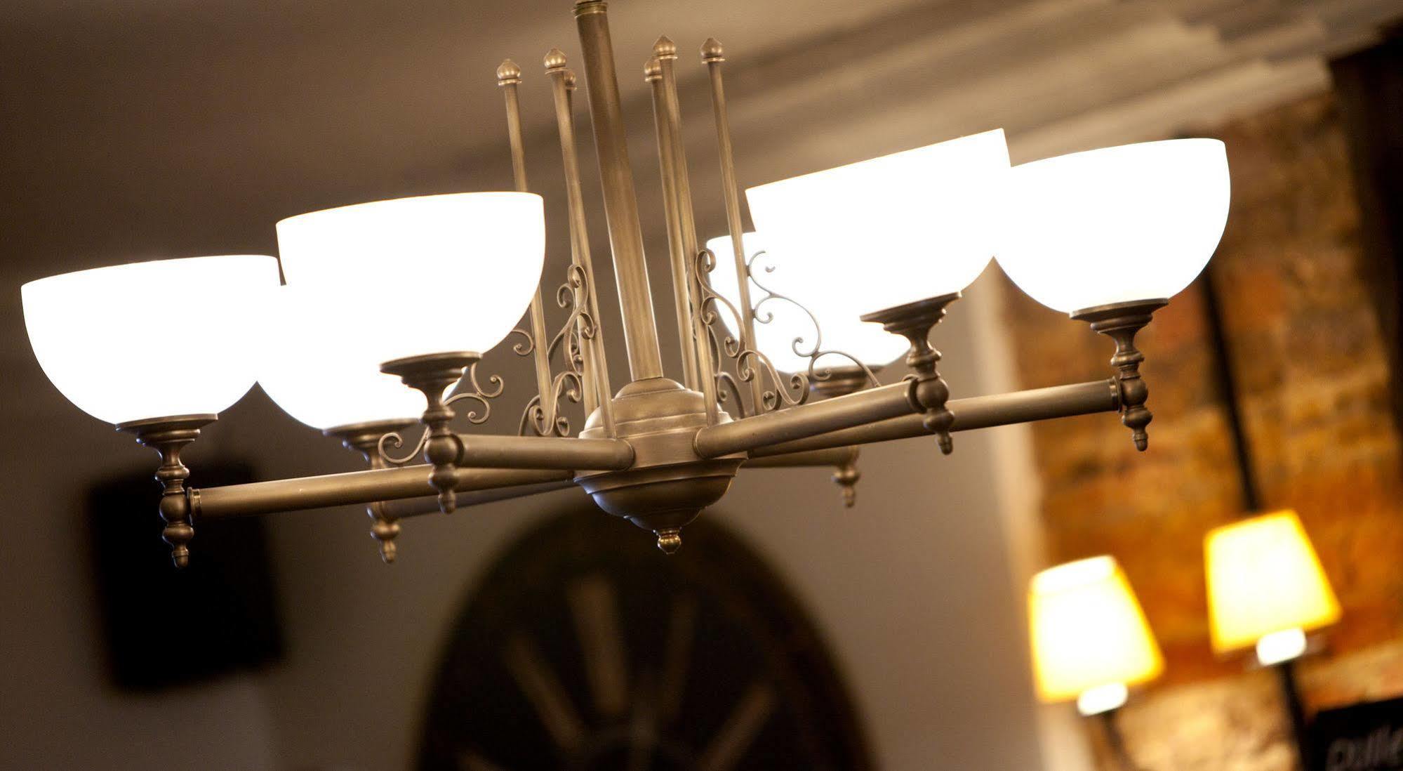 Crown Hotel Chertsey Bagian luar foto