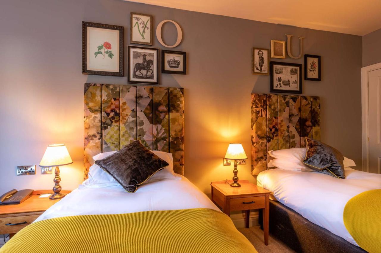 Crown Hotel Chertsey Bagian luar foto