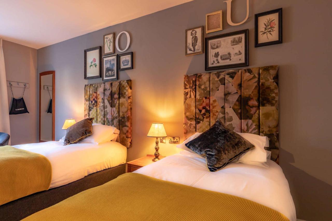 Crown Hotel Chertsey Bagian luar foto