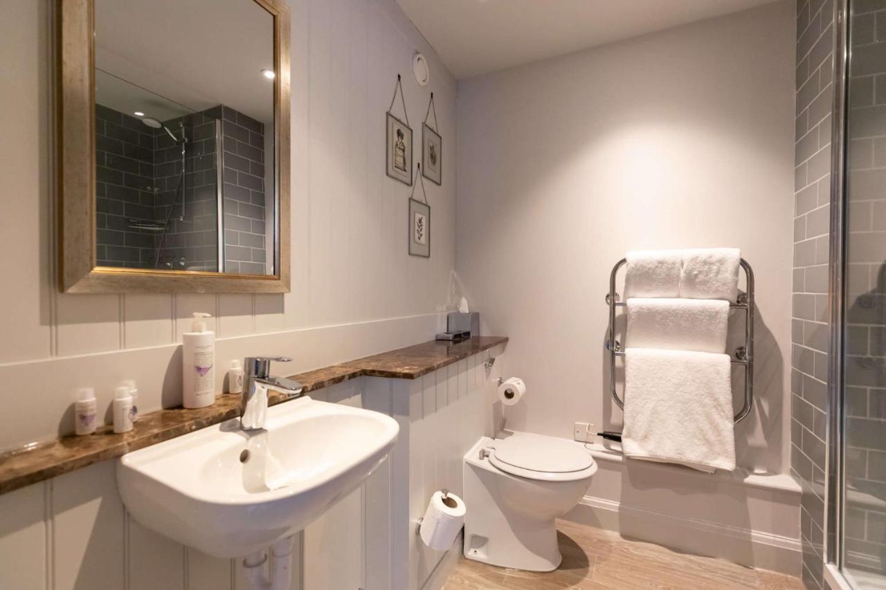 Crown Hotel Chertsey Bagian luar foto